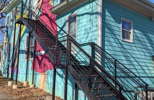 East Side Apartment | Lively area, shows/classes/charm!