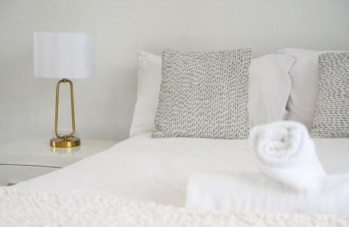 Liverpool Apartment | Liverpool 3Br Apt near Train Shop Hospital 8ppl
