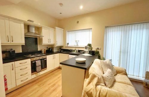 Liverpool House | Liverpool Townhouse - 5 bedroom, great transport links