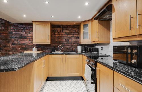 St George's Quarter Apartment | Liverpool Warehouse Flat - Sleeps 5, WiFi, Free On-Site Parking