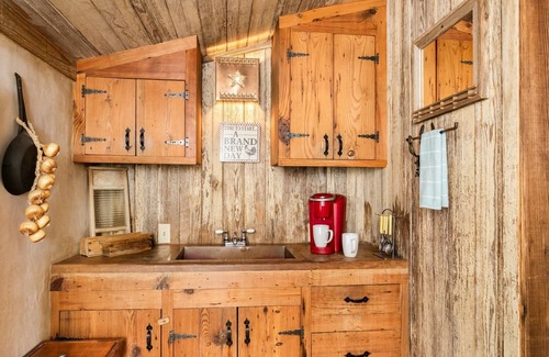 Fredericksburg Cabin | Livery Stable | 2/1 Cabin | Close to Town | Whirlpool Tub