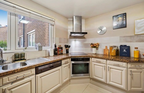 Knightsbridge House | Livestay Knightsbridge Mews House/Parking & Patio