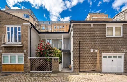 Knightsbridge House | Livestay Knightsbridge Mews House/Parking & Patio