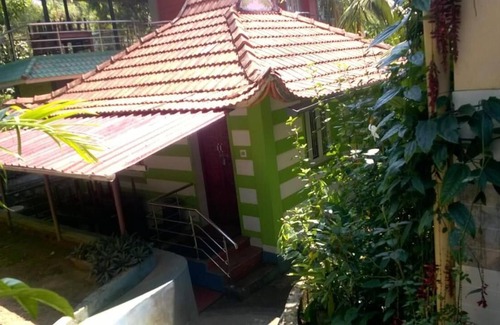 Valparai Hotel | LIVGRAND DEEPIKAS RESIDENCE VALPARAI