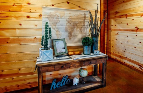 Hochatown Cabin | Livin' the Dream Hot tub, play set, outdoor fireplace, horse shoes!