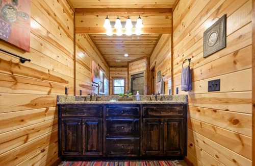 Hochatown Cabin | Livin' the Dream Hot tub, play set, outdoor fireplace, horse shoes!