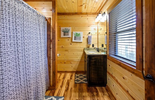 Hochatown Cabin | Livin' the Dream Hot tub, play set, outdoor fireplace, horse shoes!