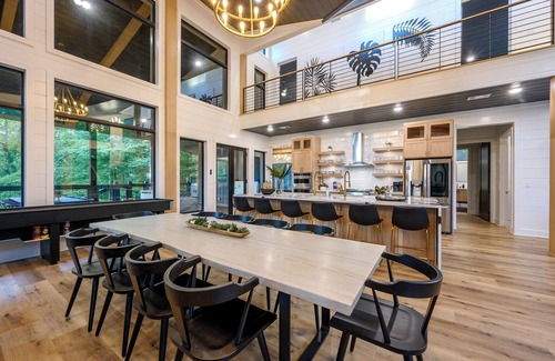 Broken Bow Cabin | "Livin' the High Life"-Ultra Lux Cabin w/Custom Playscape-Sleeps 20