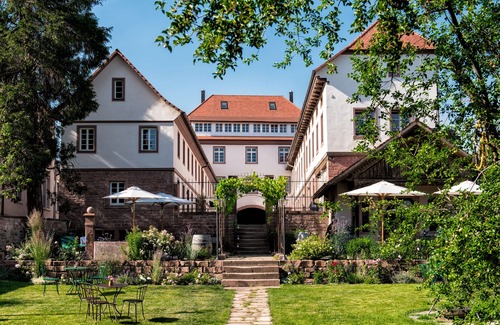Lahr Apartment | Living in a city palace with a quiet inner courtyard and garden