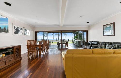 Bongaree House | LIVING ON THE DECK!