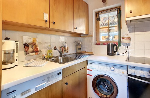 Verbier Apartment | Living room with fire place, kitchen with vitroceram, dishwasher, microwave and washingmachine, eati
