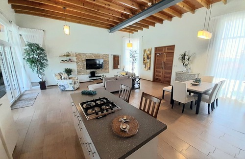 Opal Villa | LIVING the dream! Elegant and tasteful villa - Our TOPAZ PEARL!