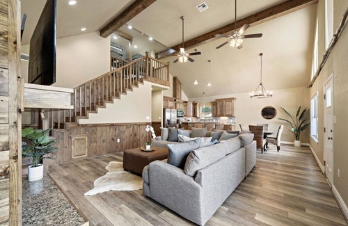 West Livingston House | Livingston Landing: Pool, Games & Lake Views