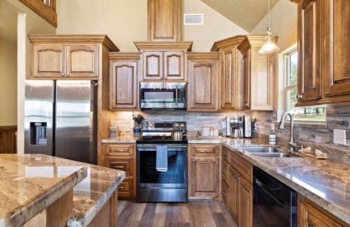 West Livingston House | Livingston Landing: Pool, Games & Lake Views
