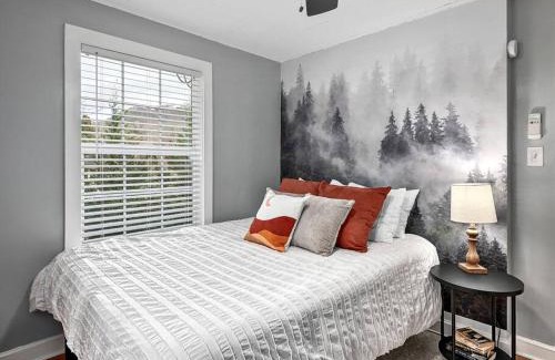 Lake Junaluska House | Livy's Lake Retreat, 3min walk to Lake Junaluska!