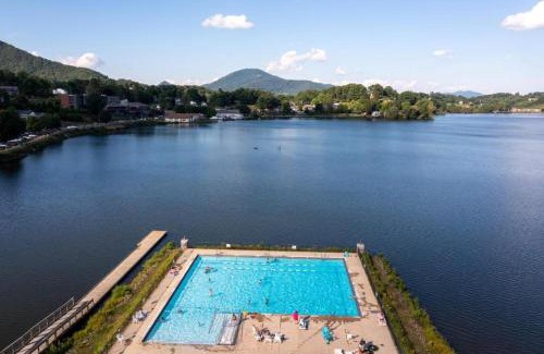 Lake Junaluska House | Livy's Lake Retreat, 3min walk to Lake Junaluska!