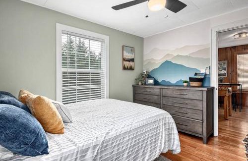 Lake Junaluska House | Livy's Lake Retreat, 3min walk to Lake Junaluska!