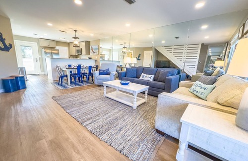 Sunnyside Condo | L👀K! NEW VRBO! Beach & Lake; Boat Ramp; Lake Powell! Rent both sides, sleeps 18