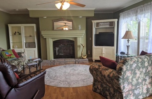 Omaha House | Llama House - Amazing Views, Country Setting - Pet the Llamas! Close to Everything!