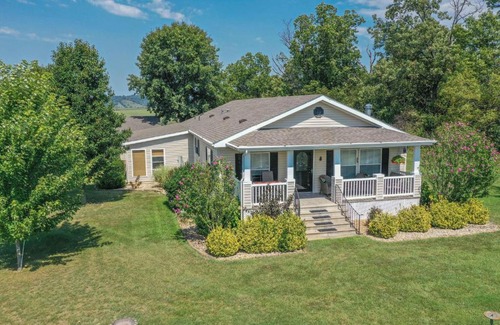 Omaha House | Llama House - Amazing Views, Country Setting - Pet the Llamas! Close to Everything!