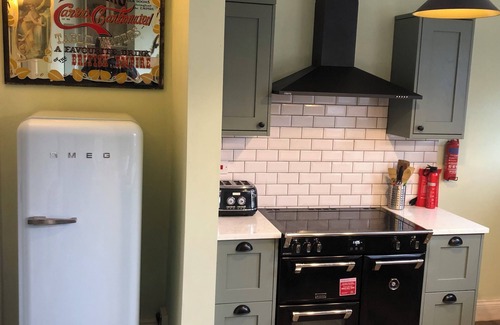 Llangollen House | Llangollen Art Deco Townhouse 4 bed with roll top bath and wood burner