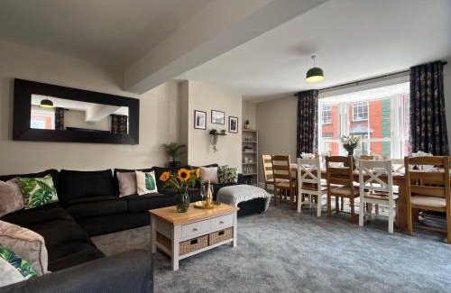 Llangollen Apartment | Llangollen High Street Sleeps 12