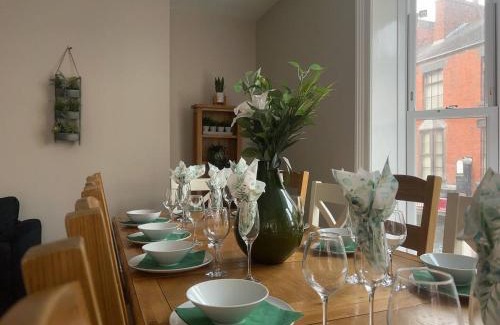 Llangollen Apartment | Llangollen High Street Sleeps 12
