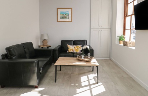 Bont Newydd Apartment | LLETY PEN DEITSH 1, family friendly in Caernarfon