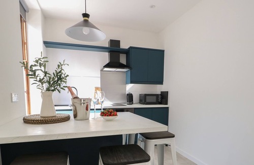 Bont Newydd Apartment | LLETY PEN DEITSH 1, family friendly in Caernarfon