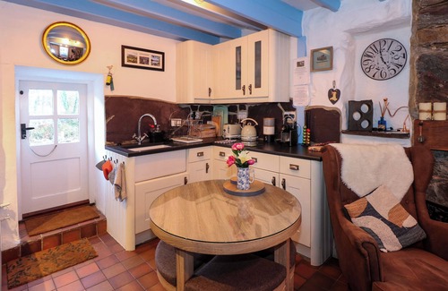 Beddgelert Cottage | LLETY, pet friendly, character holiday cottage in Beddgelert