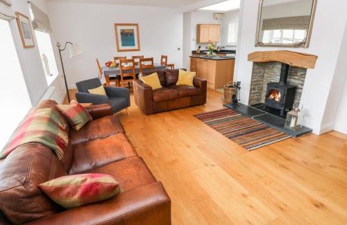 Llanfallteg House | Llety'r Llwynog