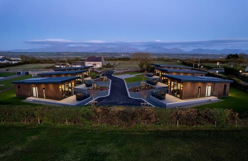 Llangefni Cottage | Lligwy Lodge - sleeps 4 guests in 1 bedroom