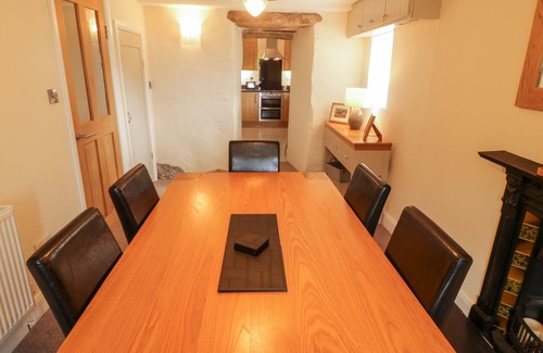 Trefor Cottage | LLWYN AETHNEN, family friendly, character holiday cottage in Trefor