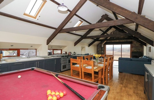 Tregaron Cottage | LLWYNGWINAU ISAF BARN, pet friendly, with hot tub in Tregaron