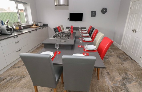 Burry Port House | LLYGAD Y LLEUAD (MOON), pet friendly, with a garden in Burry Port