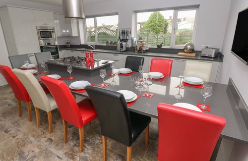 Burry Port House | LLYGAD Y LLEUAD (MOON), pet friendly, with a garden in Burry Port