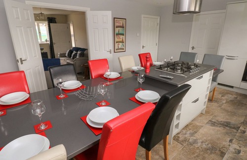 Burry Port House | LLYGAD Y LLEUAD (MOON), pet friendly, with a garden in Burry Port