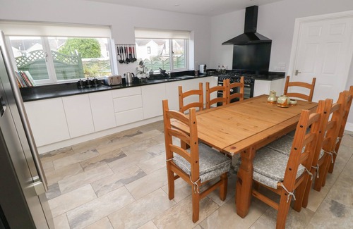 Burry Port House | LLYGAD YR HAUL (SUN), pet friendly, with a garden in Burry Port
