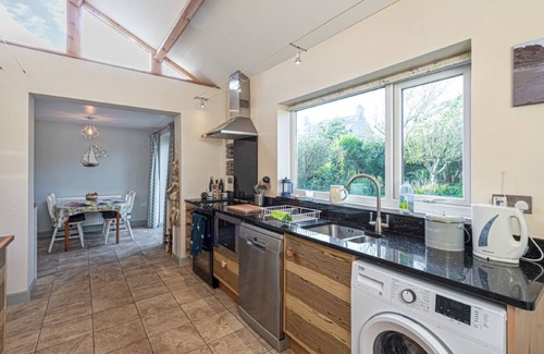 Malltraeth Cottage | Llys Awel - a cottage that sleeps 4 guests in 2 bedrooms