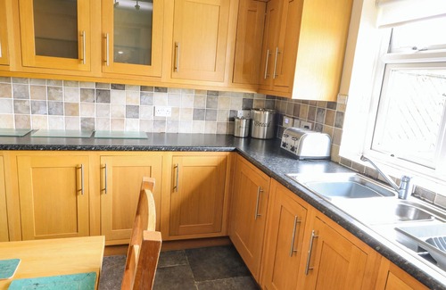 Bodedern Cottage | LLYS LLYWENAN, pet friendly, with open fire in Llanddeusant