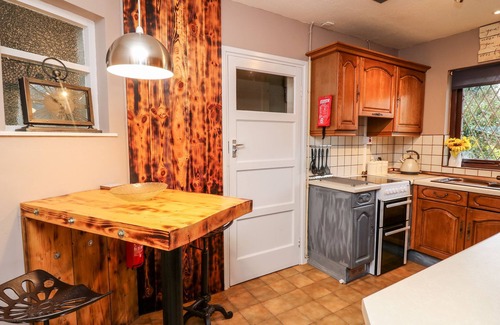 Carmarthen House | LLYS-YR-ONNEN, family friendly, with a garden in Carmarthen