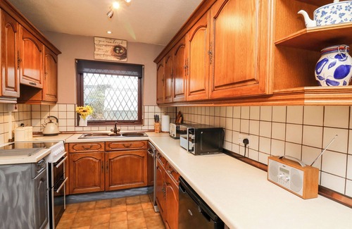 Carmarthen House | LLYS-YR-ONNEN, family friendly, with a garden in Carmarthen