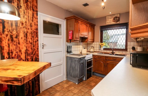 Carmarthen House | LLYS-YR-ONNEN, family friendly, with a garden in Carmarthen