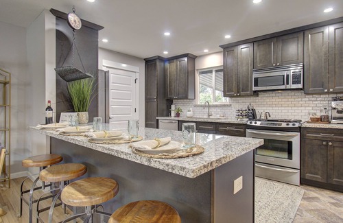 Vancouver House | Loaded-Hot Tub,Sauna,Gym,Pet Friendly!