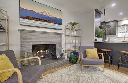 Vancouver House | Loaded-Hot Tub,Sauna,Gym,Pet Friendly!