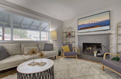 Vancouver House | Loaded-Hot Tub,Sauna,Gym,Pet Friendly!
