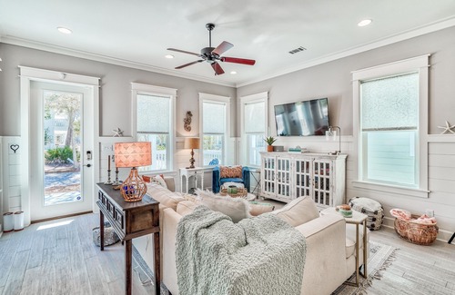 Greenway Park House | Loaded Pet Friendly by Gulf w Comm Pool and Bikes