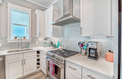 Greenway Park House | Loaded Pet Friendly by Gulf w Comm Pool and Bikes