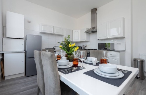 Brixton Apartment | Local 3 bed, 2 bath flat with terrace