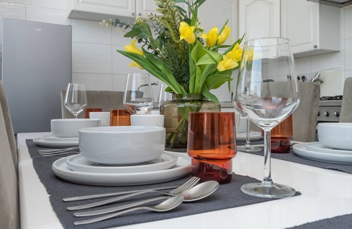 Brixton Apartment | Local 3 bed, 2 bath flat with terrace